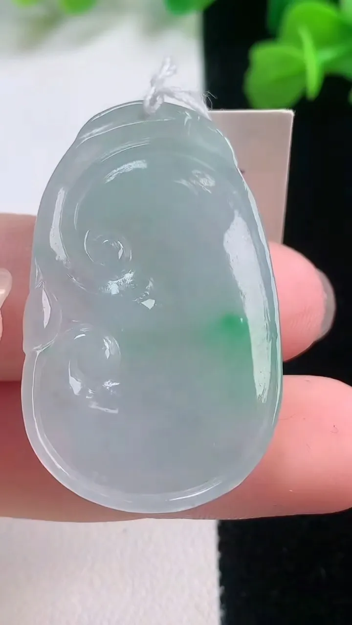 天然A货翡翠如意吊坠，尺寸37.3-23.4-5.2，重量:8.91g
11月28日