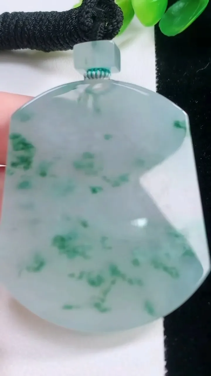 天然A货翡翠种飘花无事牌吊坠，尺寸55-45.3-6.8，重量:46.27g
11月28日