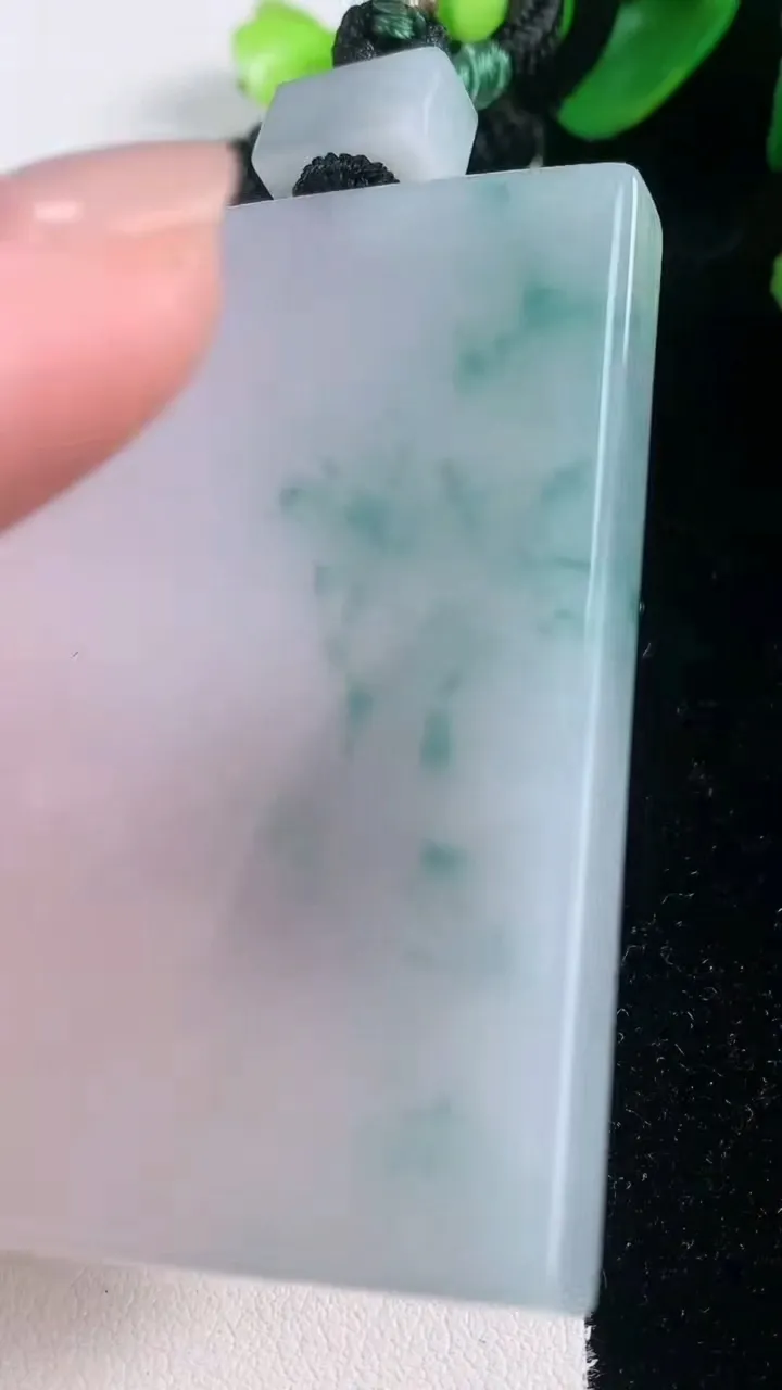 天然A货翡翠种飘花无事牌吊坠，尺寸60.8-40-6.3，重量:57.82g
11月28日