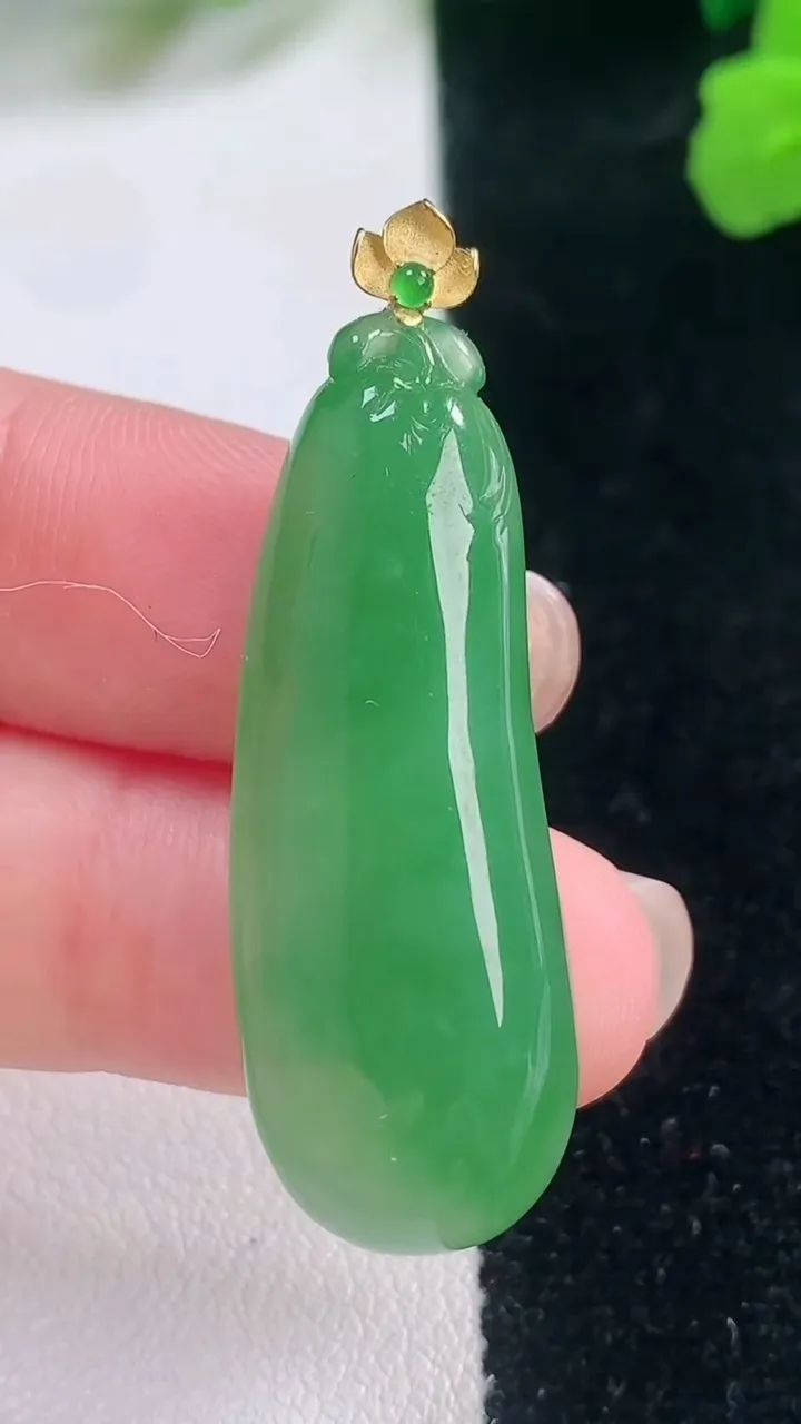 天然A货翡翠福瓜吊坠，尺寸37.5-13-6.3，重量:6.67g
11月28日