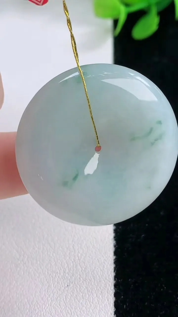 天然A货翡翠飘花平安扣吊坠，尺寸33.2-5.6，重量:13.76g
11月28日