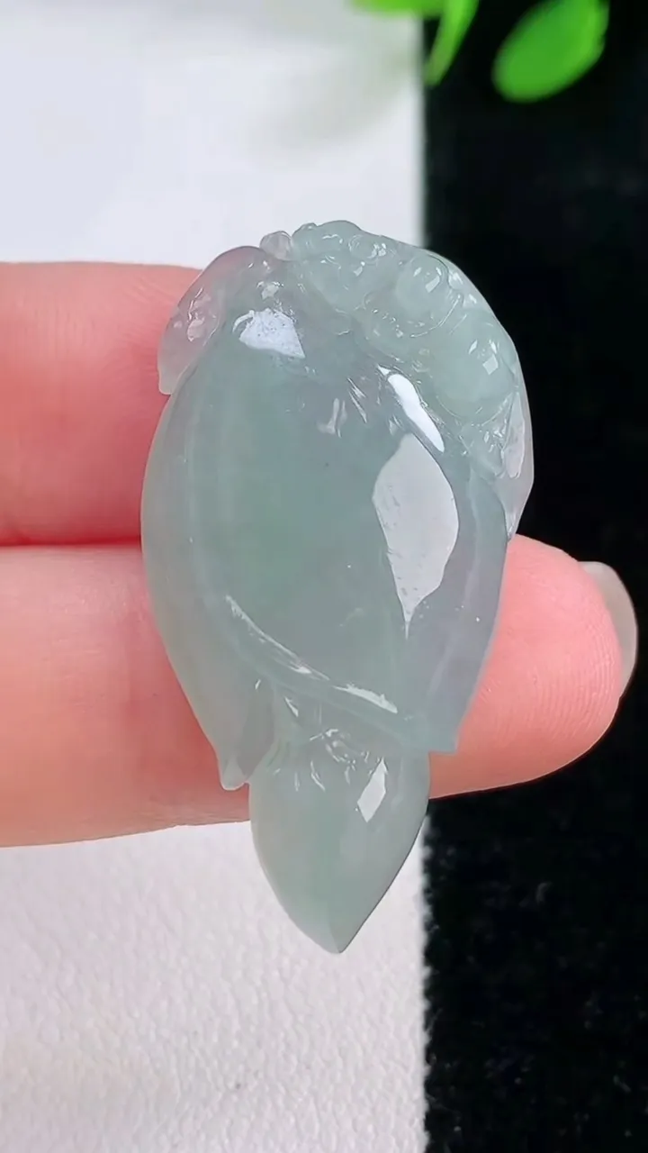 天然A货翡翠玉兰花吊坠，尺寸35-18.8-6.7，重量:7.22g
11月28日