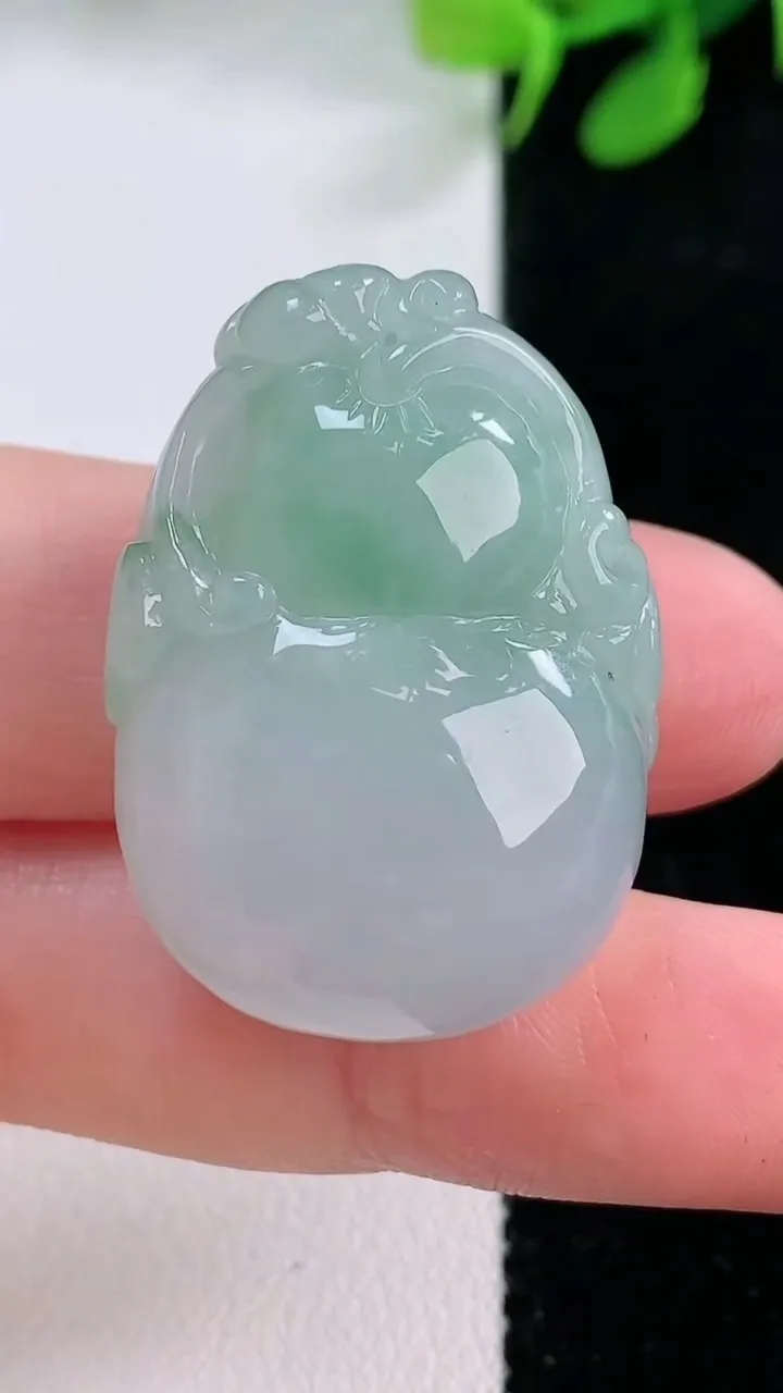 天然A货翡翠葫芦吊坠，尺寸31.8-21.8-12.3，重量:16.45g
11月28日