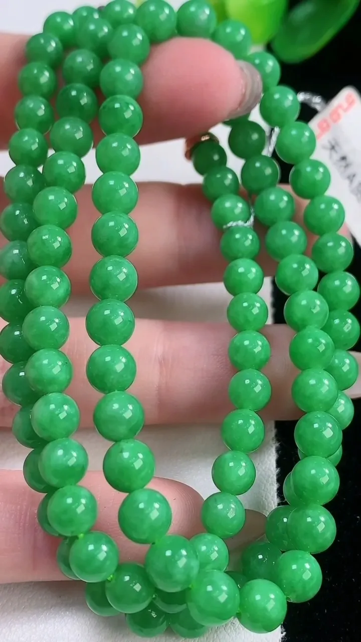 天然A货翡翠圆珠项链，尺寸5.2-97颗，重量:32.29g11月28日
工厂直销收藏佳品,种好水足，色泽均匀，有种有色，上手高大气！