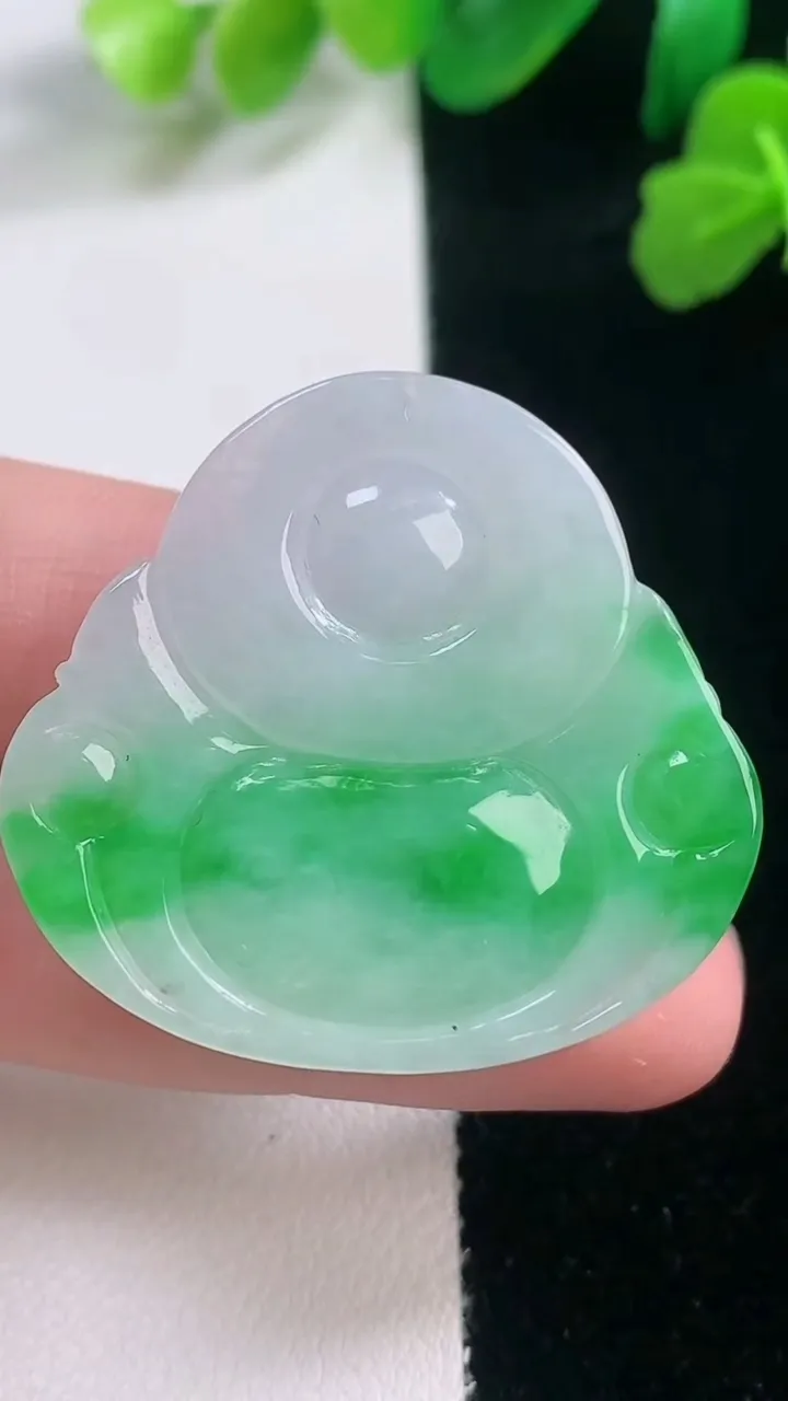 天然A货翡翠佛公吊坠，尺寸33.8-36.8-7，重量:13.82g
11月28日