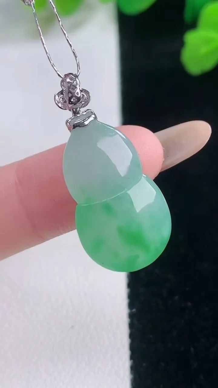 天然A货翡翠葫芦吊坠，尺寸22.8-13-6.5，重量:3.61g
11月28日