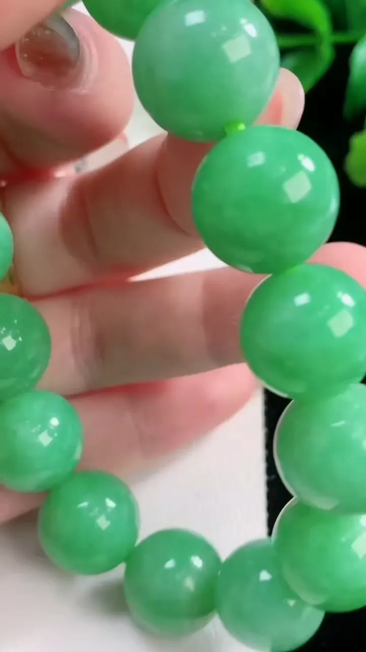 天然A货翡翠圆珠手串，尺寸14-15颗，重量:70.48g11月28日
工厂直销收藏佳品,种好水足，色泽均匀，有种有色，上手高大气！