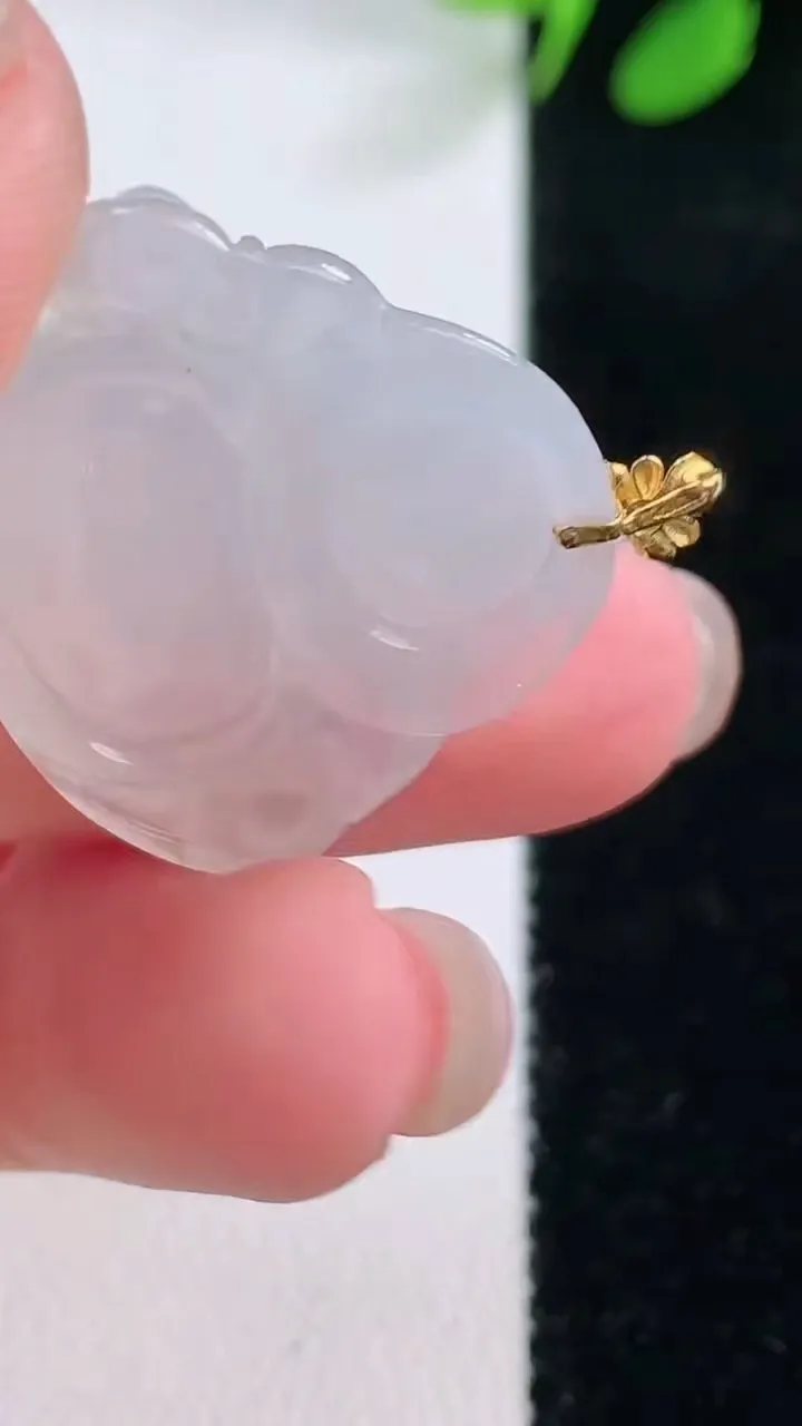 天然A货翡翠种白冰佛公吊坠，尺寸22.2-28-5.7，重量:5.39g
11月28日