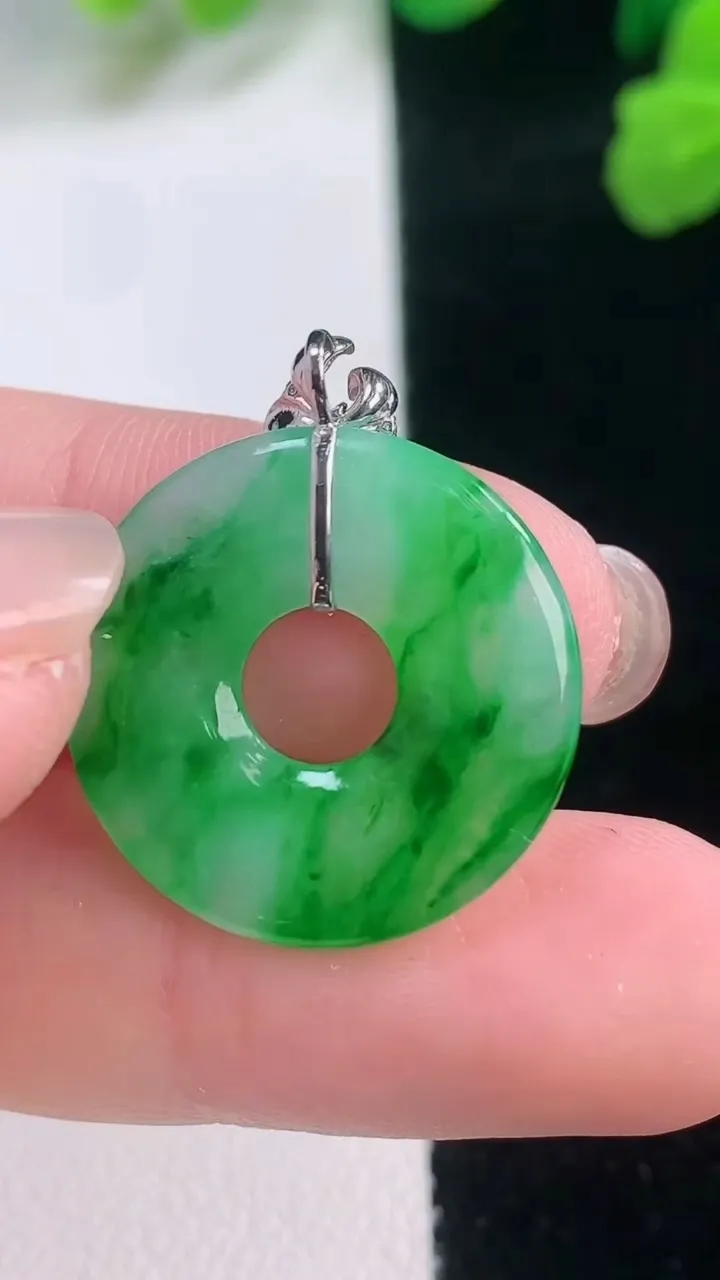 天然A货翡翠平安环吊坠，尺寸20.7-2.8，重量:2.95g
11月28日