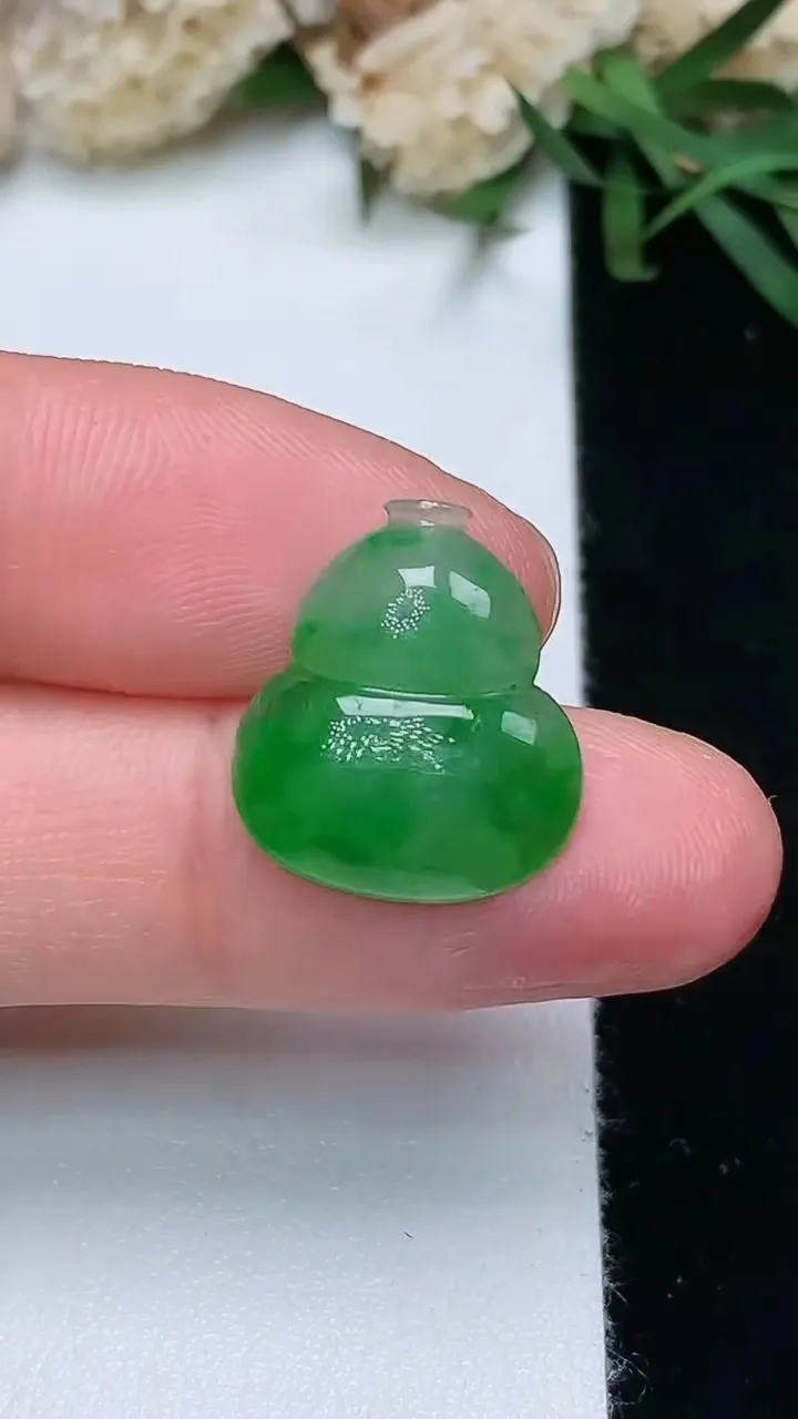 天然A货翡翠葫芦镶嵌件，尺寸16.4-14.4-3，重量:1.27g
11月28日