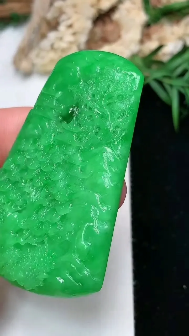 天然A货翡翠山水牌吊坠，尺寸53.6-35.4-5，重量:16.85g
11月28日