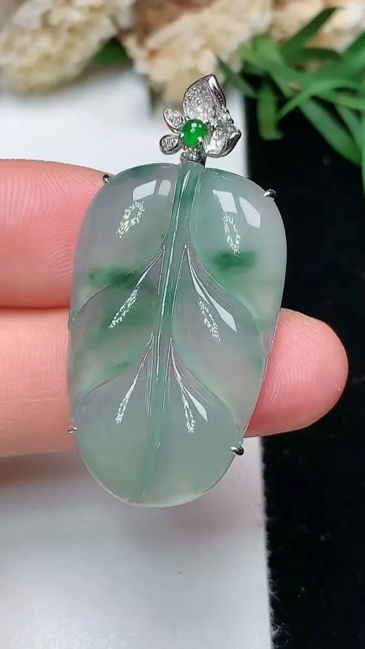 天然A货翡翠金枝玉叶 叶子吊坠，尺寸30-19-5.9，重量:5.49g
11月28日