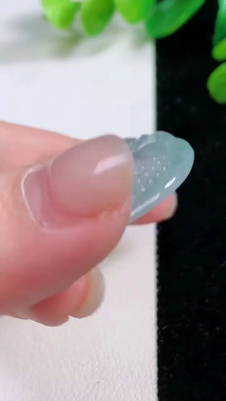 天然A货翡翠种飘花复古牌吊坠，尺寸 38.2-4.2，重:11.65g
11月28日