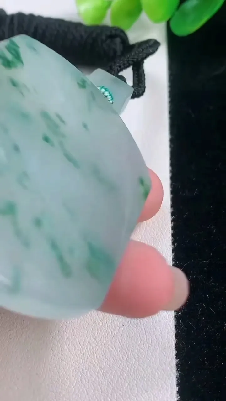 天然A货翡翠种飘花无事牌吊坠，尺寸55-45.3-6.8，重量:46.27g
11月28日