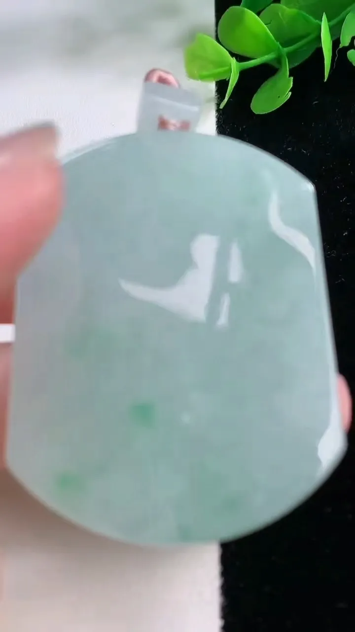 天然A货翡翠无事牌吊坠，尺寸52-40.2-5.7，重量:36.28g
11月28日