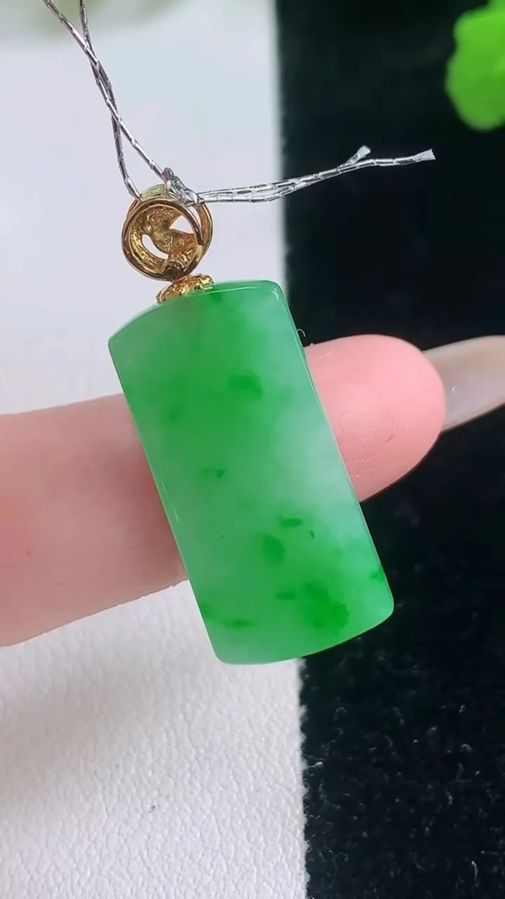 天然A货翡翠无事牌吊坠，尺寸24.4-11.4-4.3，重量:3.88g
11月28日