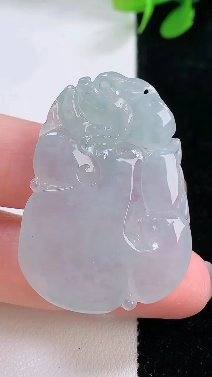 天然A货翡翠如意吊坠，尺寸40-28.8-5.8，重量:11.66g
11月28日