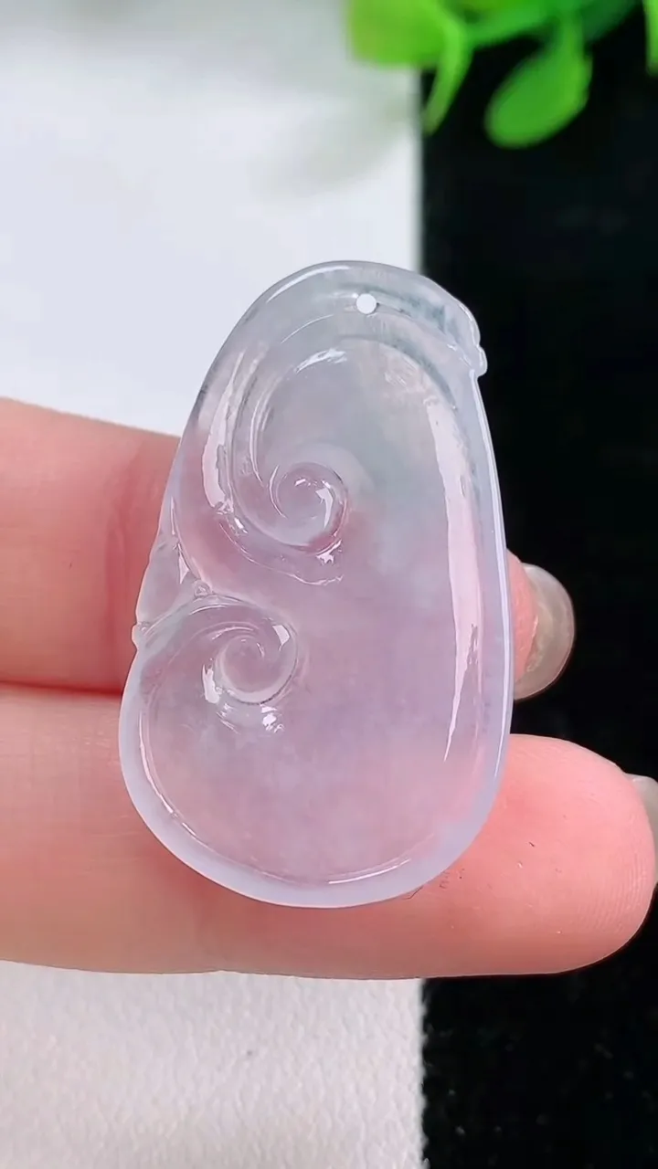 天然A货翡翠如意吊坠，尺寸33.6-19.8-2.7，重量:3.78g
11月28日