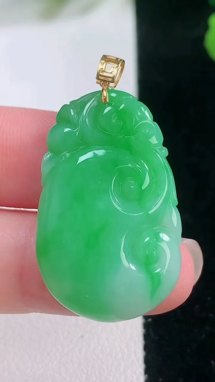 天然A货翡翠如意吊坠，尺寸32-20-5.9，重量:8.17g
11月28日