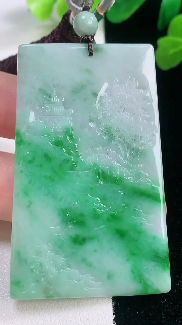 天然A货翡翠山水牌吊坠，尺寸59-36-3.5，重量:26.52g
11月28日