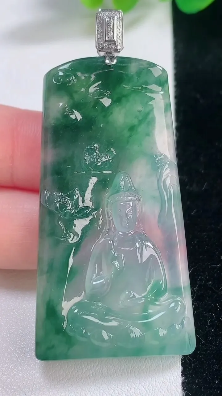 天然A货翡翠种飘花观音菩萨吊坠，尺寸53.7-28-5.4，重量:21.68g
11月28日