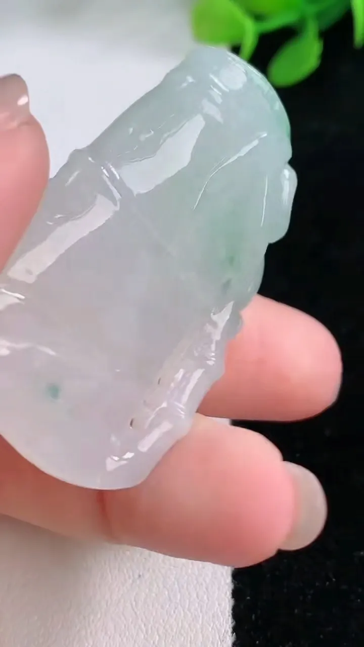 天然A货翡翠节节高升 竹节吊坠，尺寸47.5-30.4-9，重量:25.03g
11月28日