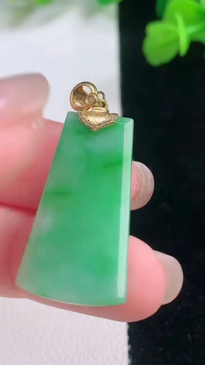 天然A货翡翠无事牌吊坠，尺寸28.6-14.8-2.6，重量:3.63g
11月28日