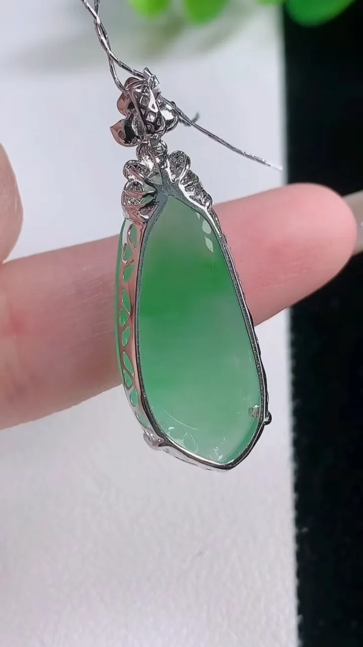 天然A货翡翠福瓜吊坠，尺寸35-26.2-12.2-7，重量:3.83g
11月28日