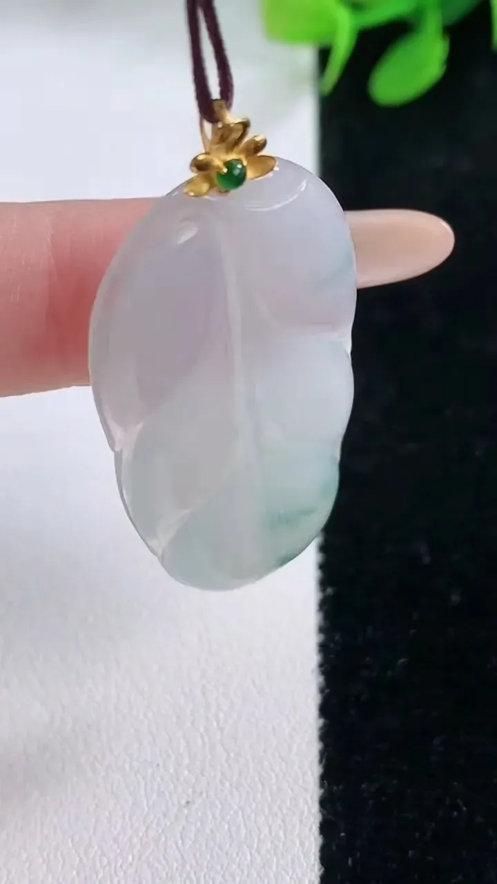 天然A货翡翠种飘花金枝玉叶 叶子吊坠，尺寸39.6-20.8-3.6，重量:5.84g
11月28日