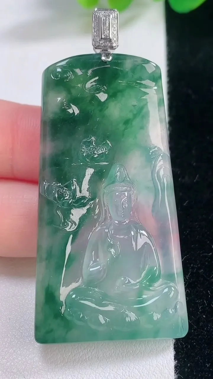 天然A货翡翠种飘花观音菩萨吊坠，尺寸53.7-28-5.4，重量:21.68g
11月28日