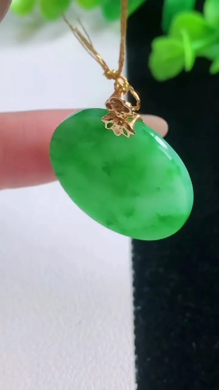 天然A货翡翠无事牌吊坠，尺寸23.8-2，重量:3.93g
11月28日