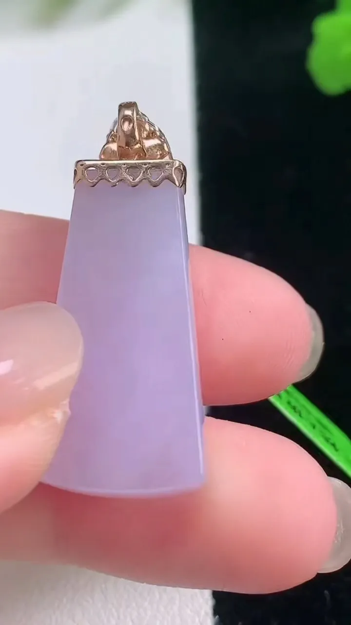 天然A货翡翠18K金紫罗兰无事牌吊坠，尺寸27.8-13-7.5，重量:7.10g
11月28日