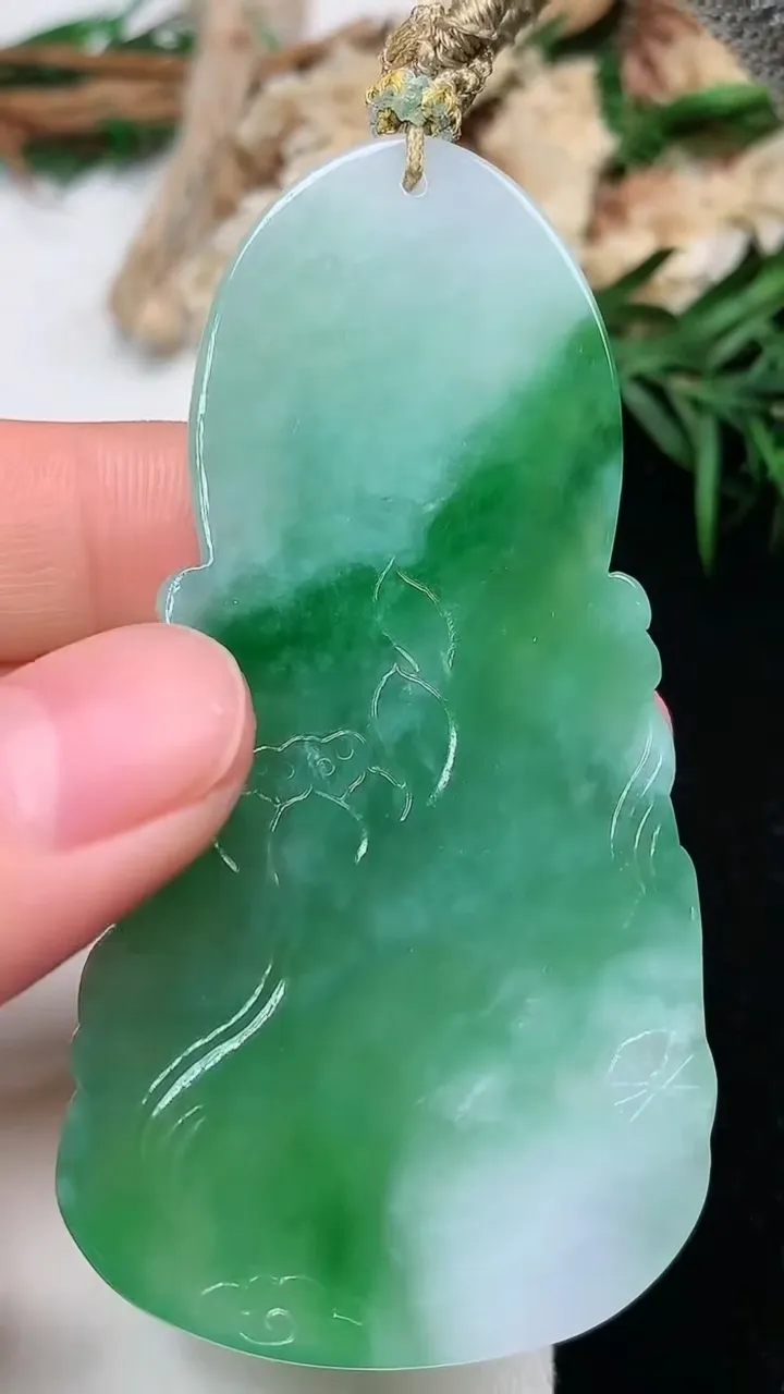 天然A货翡翠普贤菩萨吊坠，尺寸68-35.7-5.7，重量:30.52g
11月28日