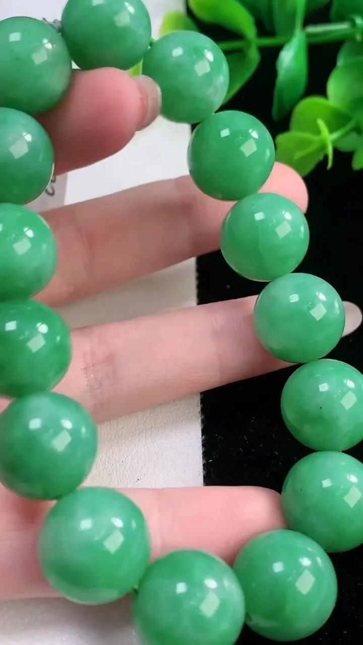 天然A货翡翠圆珠手串，尺寸14-15颗，重量:74.95g11月28日
工厂直销收藏佳品,种好水足，