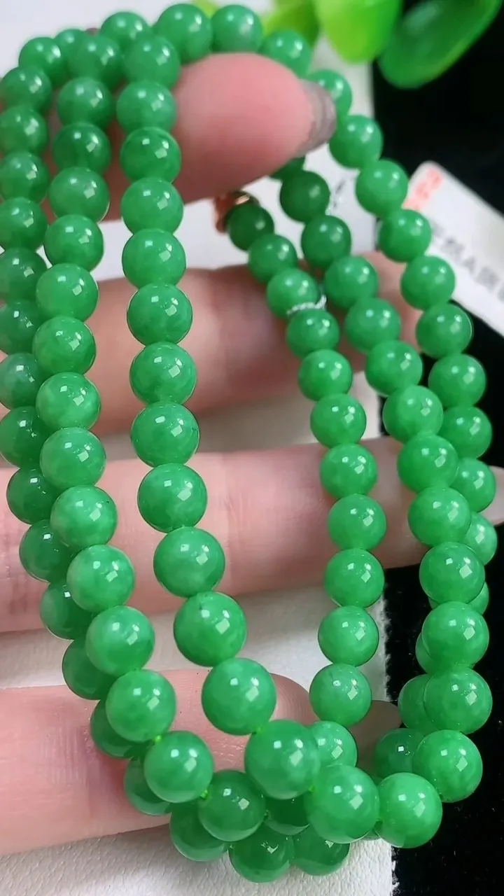 天然A货翡翠圆珠项链，尺寸5.2-97颗，重量:32.29g11月28日
工厂直销收藏佳品,种好水足，色泽均匀，有种有色，上手高大气！