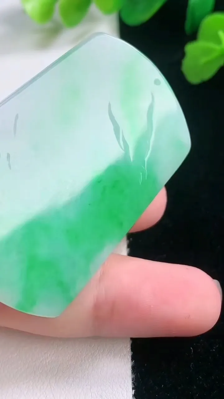 天然A货翡翠山水牌吊坠，尺寸41.2-34.5-6，重量:26.72g
11月28日