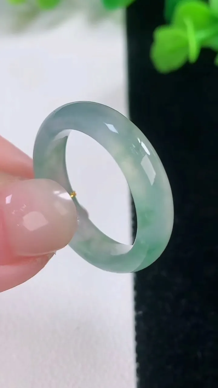 天然A货翡翠冰种飘花指环戒指，尺寸18.7-4.7-2.8，重量:6.61g2025年11月28日
