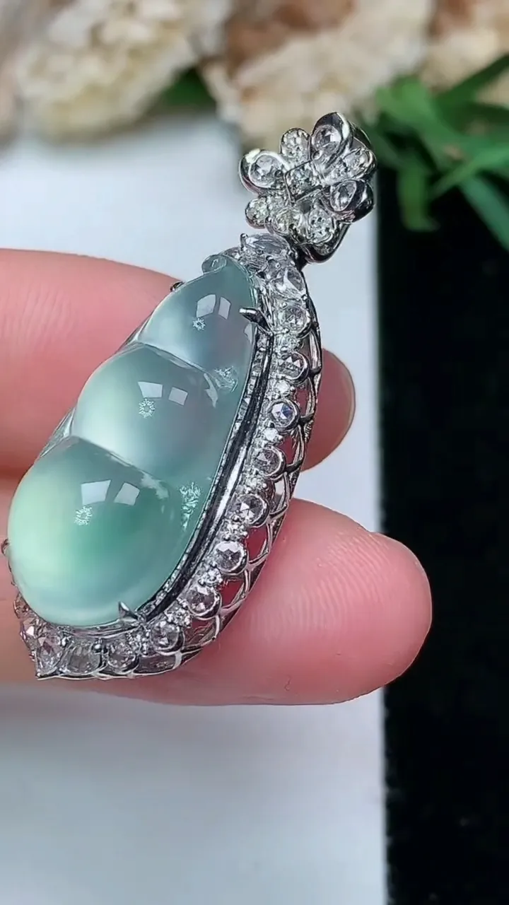 天然A货翡翠福豆吊坠，尺寸37.3-15.6-13，裸石22-11.5，重量:6.32g
11月28日