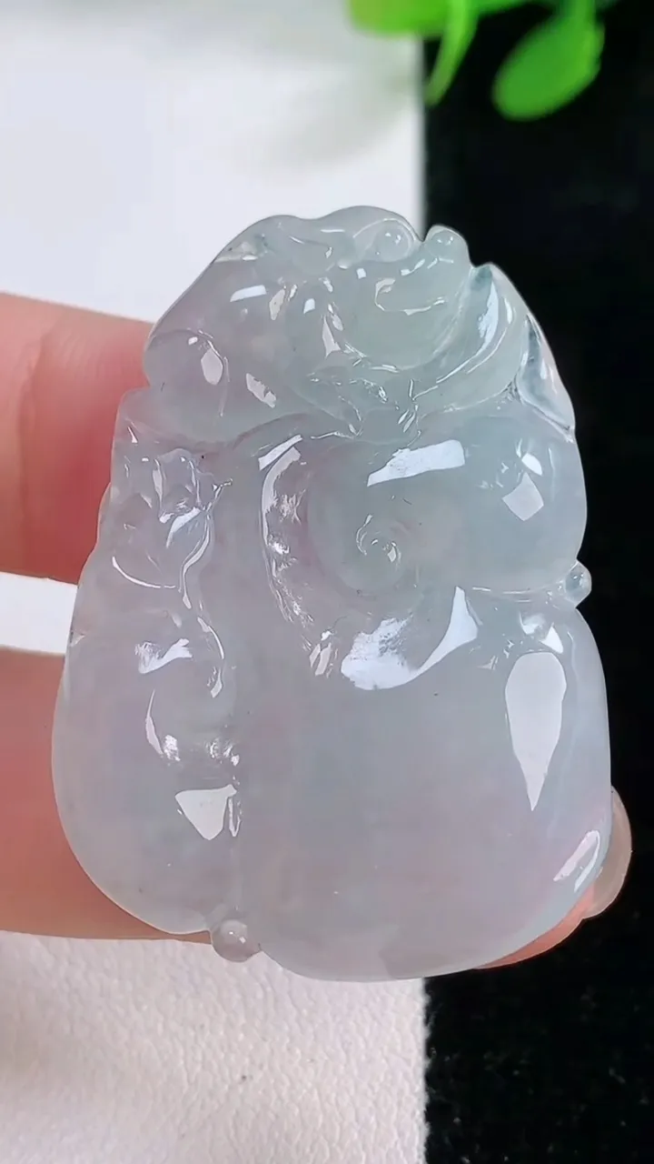 天然A货翡翠如意吊坠，尺寸40-28.8-5.8，重量:11.66g
11月28日