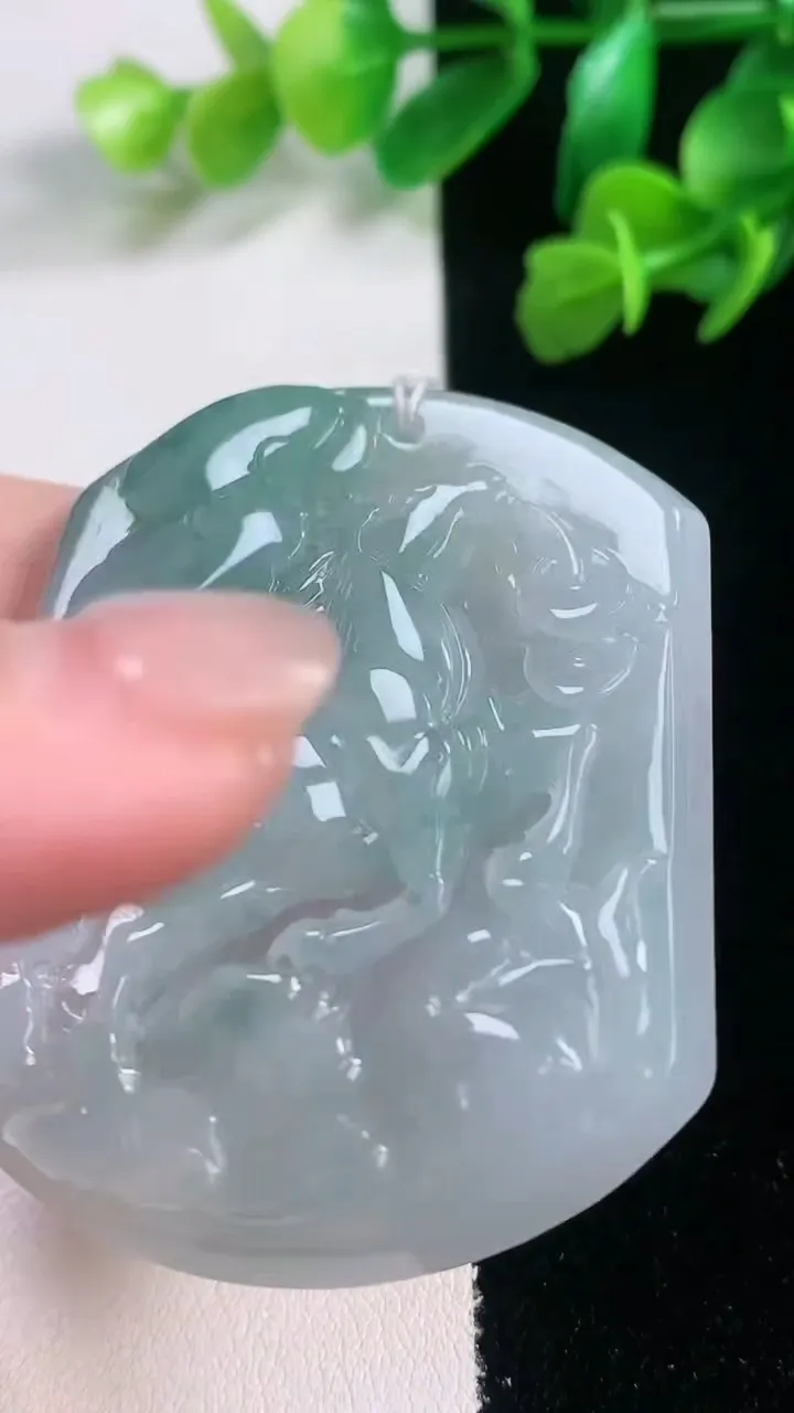 天然A货翡翠生肖马吊坠，尺寸54.4-44-5.3，重量:28.41g
11月28日