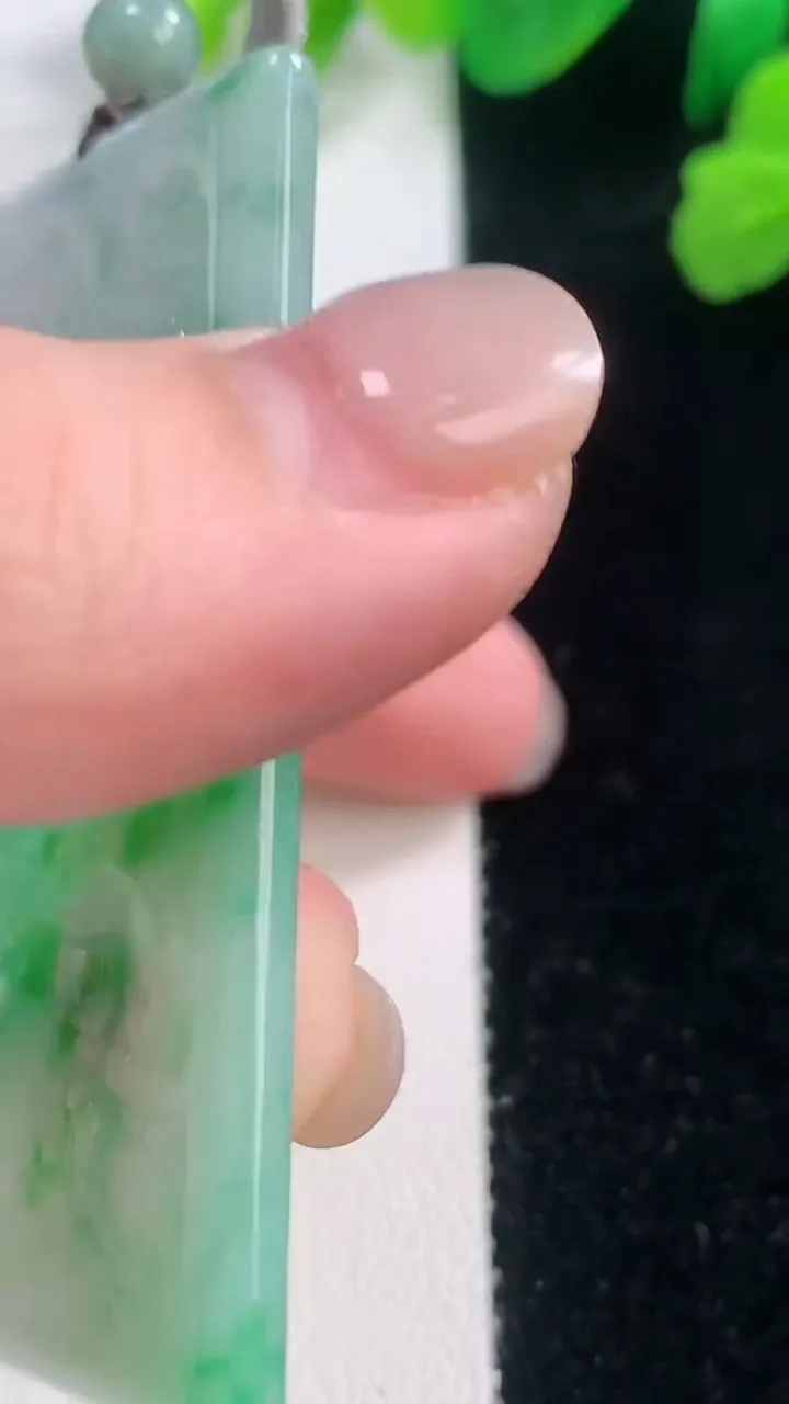 天然A货翡翠山水牌吊坠，尺寸59-36-3.5，重量:26.52g
11月28日