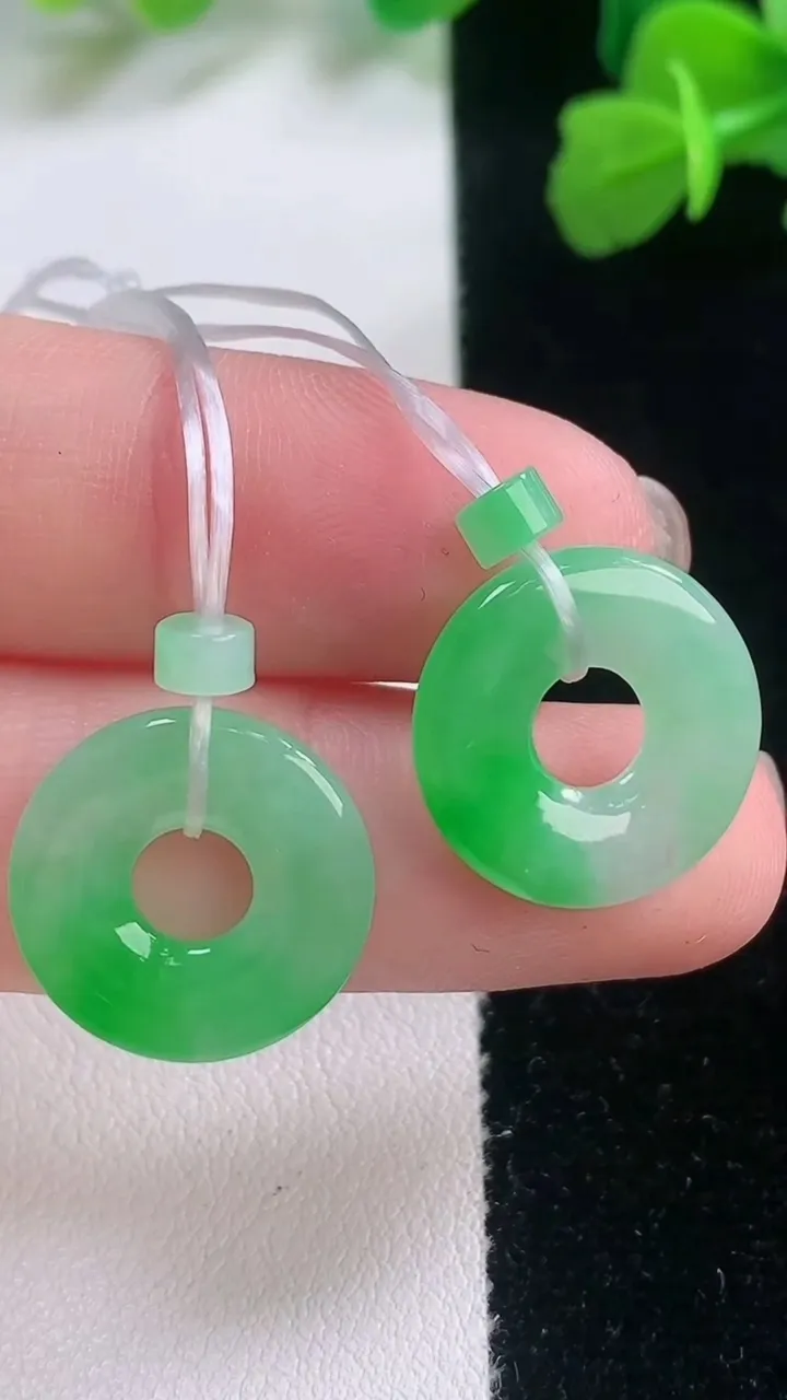 天然A货翡翠平安环吊坠一对，尺寸16-2.6，重量:3.92g
11月28日