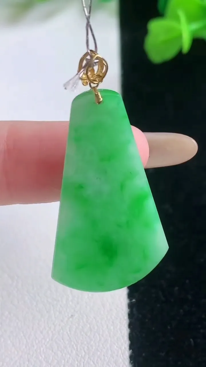 天然A货翡翠无事牌吊坠，尺寸32-18.6-5.2，重量:5.26g
11月28日