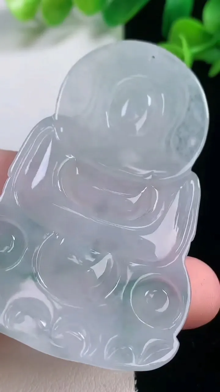 天然A货翡翠冰种飘花观音菩萨吊坠，尺寸63-38.7-5.2，重量:23.69g
11月28日