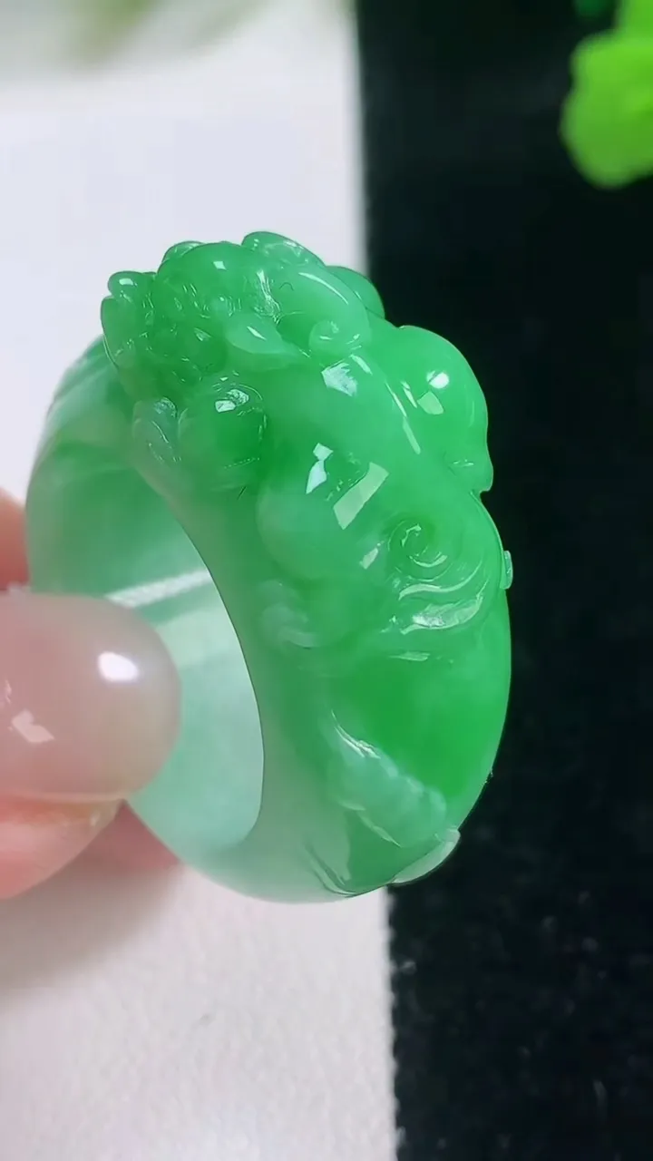 天然A货翡翠貔貅指环扳指，尺寸20.5-22-13-10.2，重量:16.03g2025年11月28日
工厂直销收藏佳品,种好水足，色泽均匀，有种有色，上手高大气！