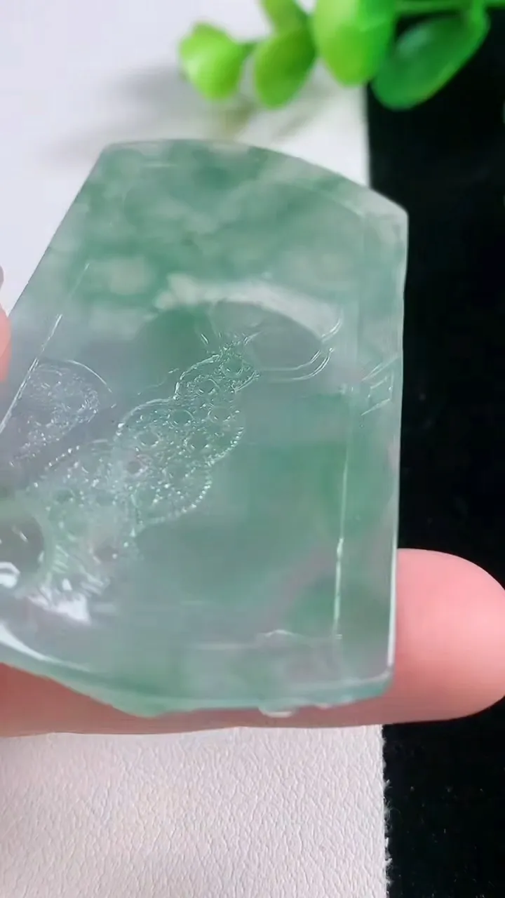 天然A货翡翠龙牌吊坠，尺寸61.6-38.3-5.3，重量:26.09g
11月28日