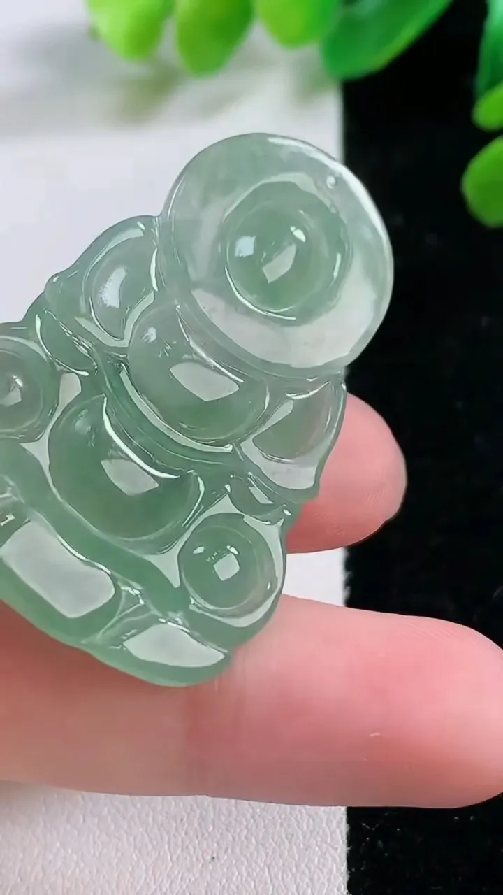 天然A货翡翠观音菩萨吊坠，尺寸 43.7-28.4-4.7，重:10.71g
11月28日