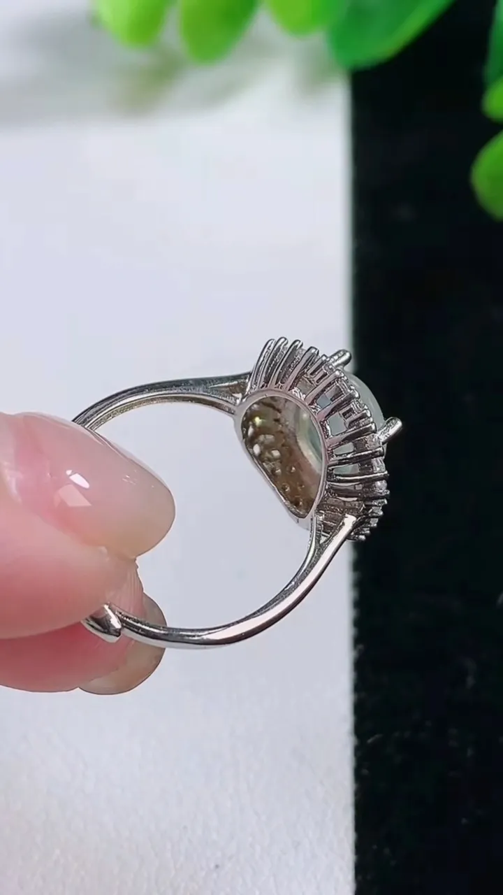 天然A货翡翠种白冰蛋面戒指，尺寸 16.2-14.3-6.8，重:3.30g2025年11月28日
工厂直销收藏佳品,种好水足，色泽均匀，有种有色，上手高大气！