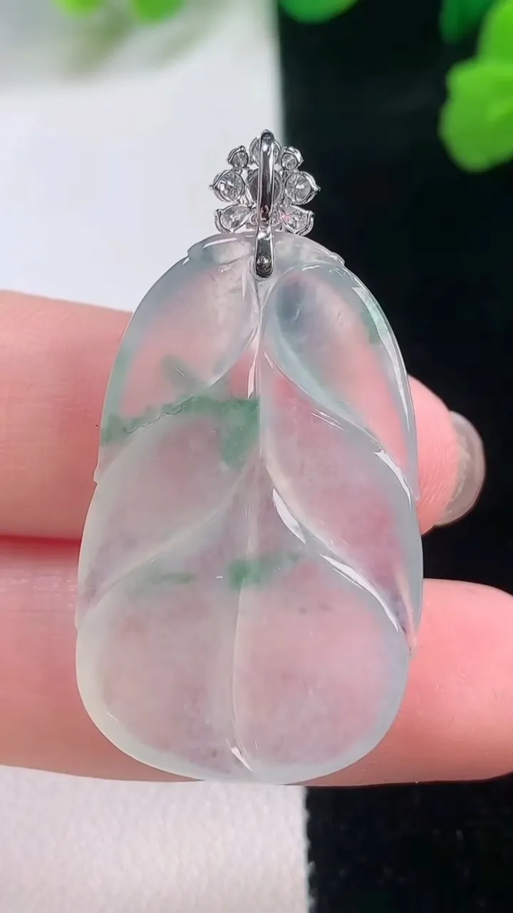 天然A货翡翠种飘花金枝玉叶 叶子吊坠，尺寸33.3-20.8-4.1，重量:6.63g
11月28日