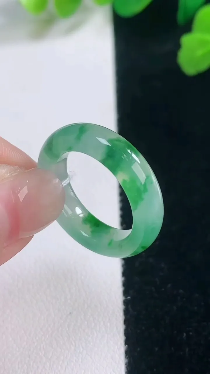 天然A货翡翠指环戒指，尺寸17.2-5.2-3.6，重量:4.60g2025年11月28日
工厂直销收藏佳品,种好水足，色泽均匀，有种有色，上手高大气！